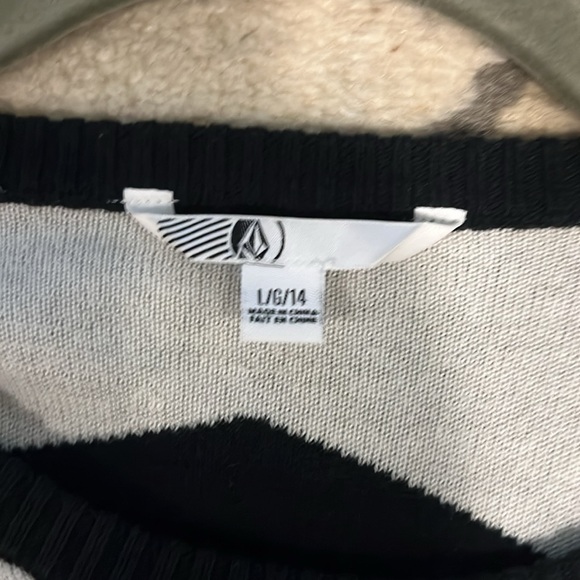 NEVER WORN Volcom dress/long sweater, size Large. - Picture 2 of 4